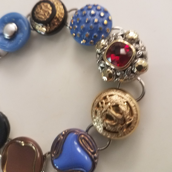 Vintage Button Bracelet - Picture 2 of 2